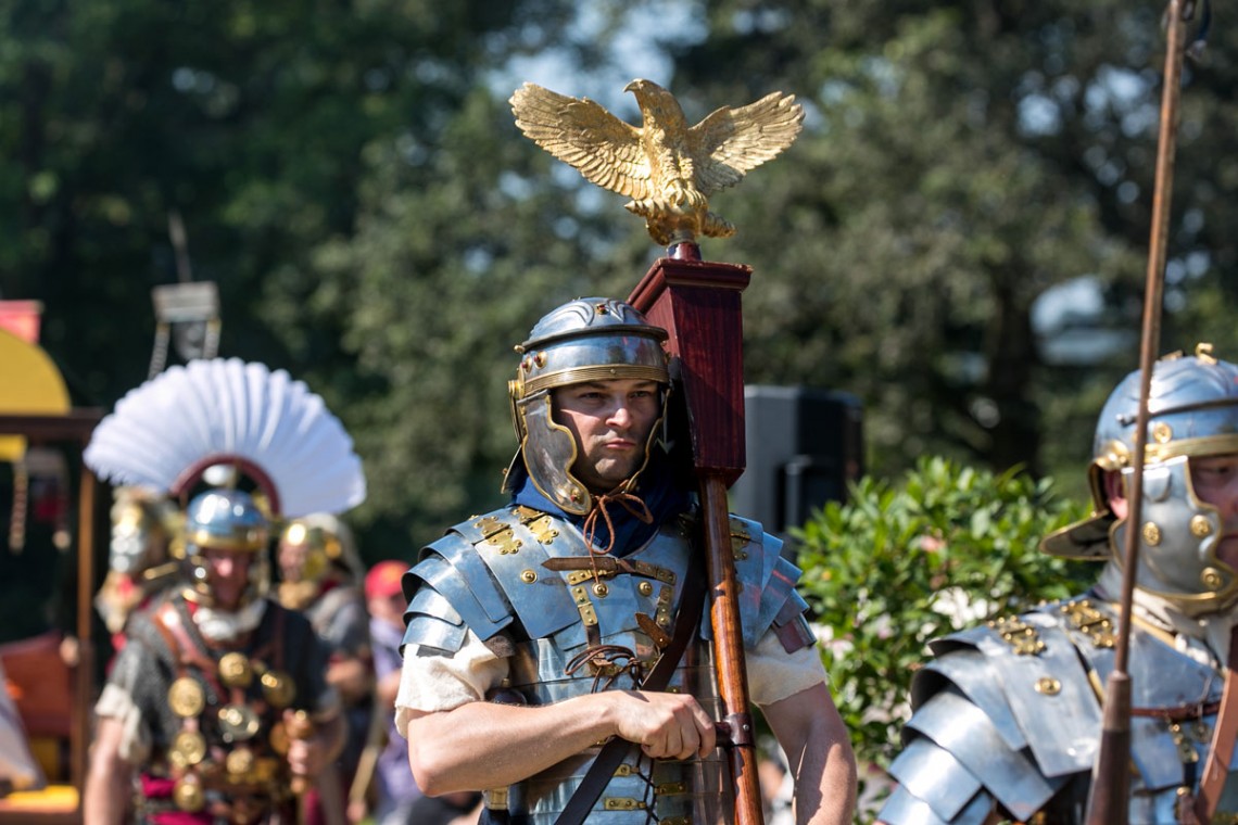 Umzug: Darstellergruppe in römischer Rüstung