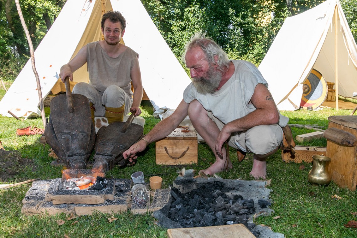 Römisches Lagerleben: Zwei Männer machen Feuer