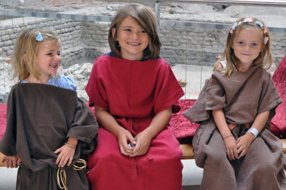 Drei Mädchen in Tunika in den Kleinen Thermen