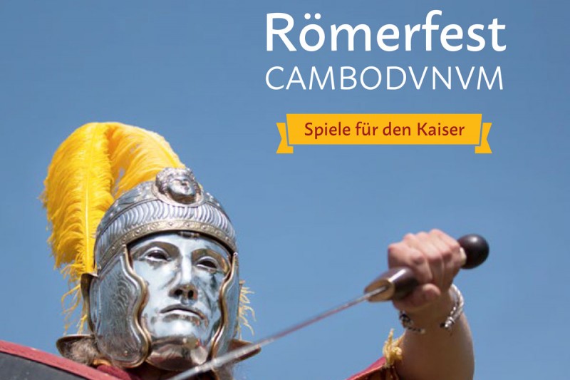 Römischer Krieger mit auffälligem Helm mit Gesichtschutz zückt Schwert