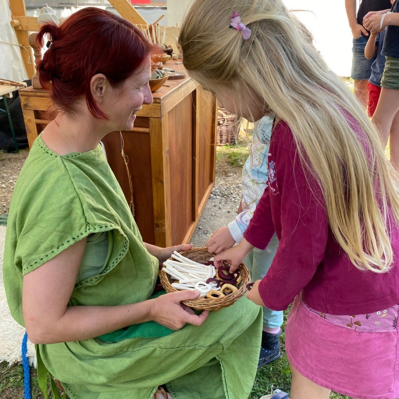 Römische Knochenschnitzerin mit Kind