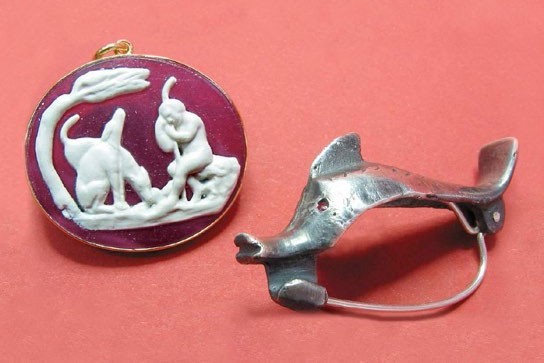 Römische Schmuck: Anstecknadel in Delfinform (Fibel) und Anhänger mit Abbildung einer Gottheit
