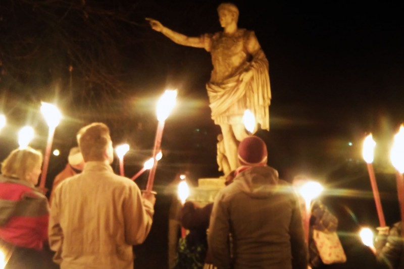 Menschengruppe mit Fackeln vor Augustusstatue (Nachtstimmung)