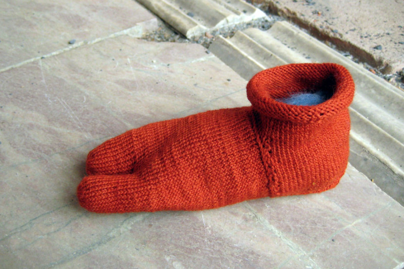 rot gestrickte Socke mit zweigeteilter Zehenpartie
