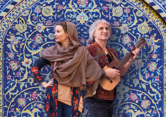 Nadine Pungs und Omid Bahadori vor einem orientalischen Wandteppich