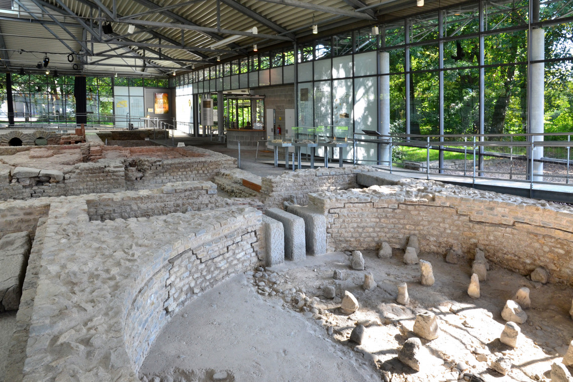 Kleine Thermen: Überreste der antiken Badeanlage in einem Schutz- und Ausstellungsbau