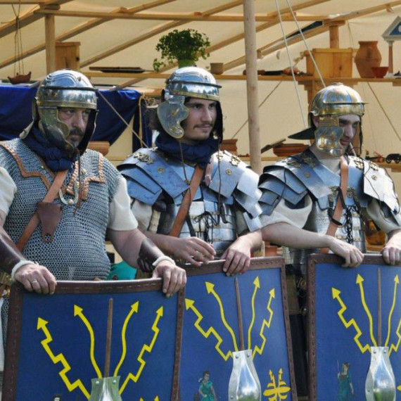 Drei Männer in Rüstung römischer Hilfstruppen
