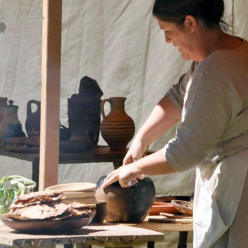 Frau bei der Essenszubereitung im römischen Backhaus