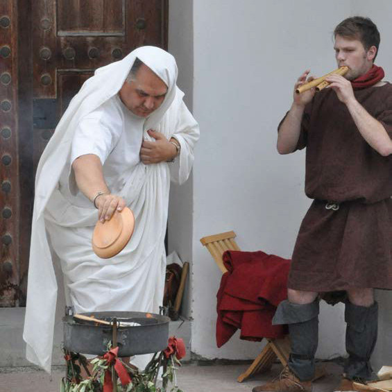 Zwei Darsteller bei römischer Weihezeremonie