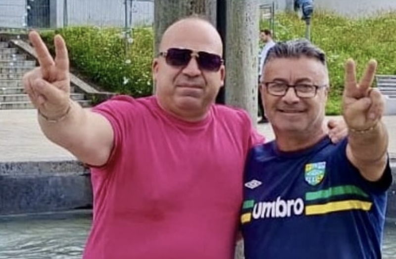 Zwei M&auml;nner machen das Victory-Zeichen