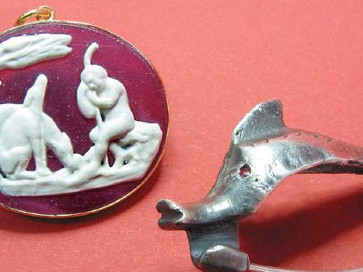 Amulett und Fibel (Gewandspange) in Delphinform