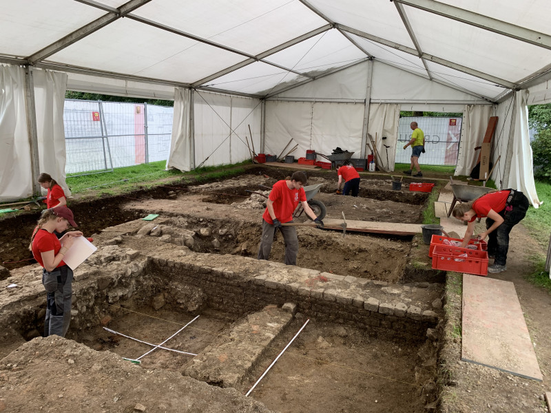 Arch&auml;ologinnen graben in einem Zelt